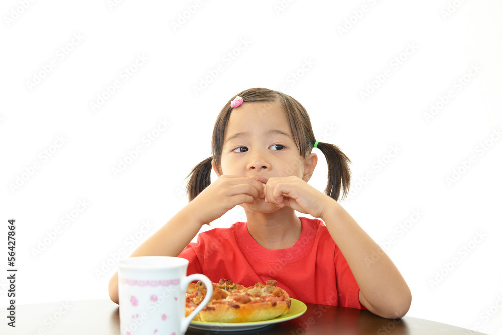 食事を楽しむ女の子 食事を楽しむ女の子