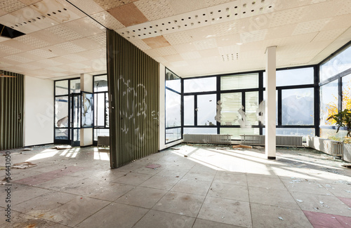 Фотография abandoned building, empty room with window