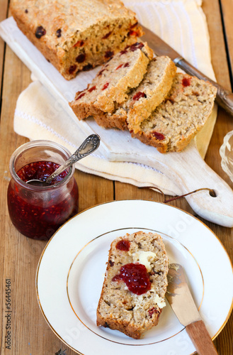 Oat and spelt flour bread with berries