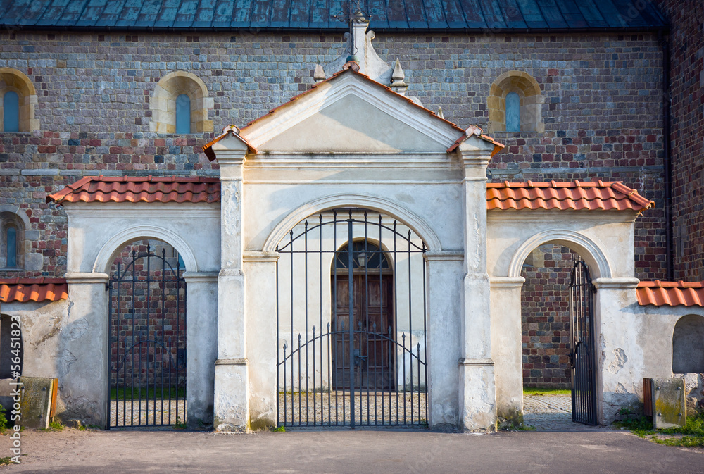 Gate of the Collegiate church in Tum