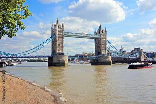 Tower Bridge desde el Tamesis. Londres photo