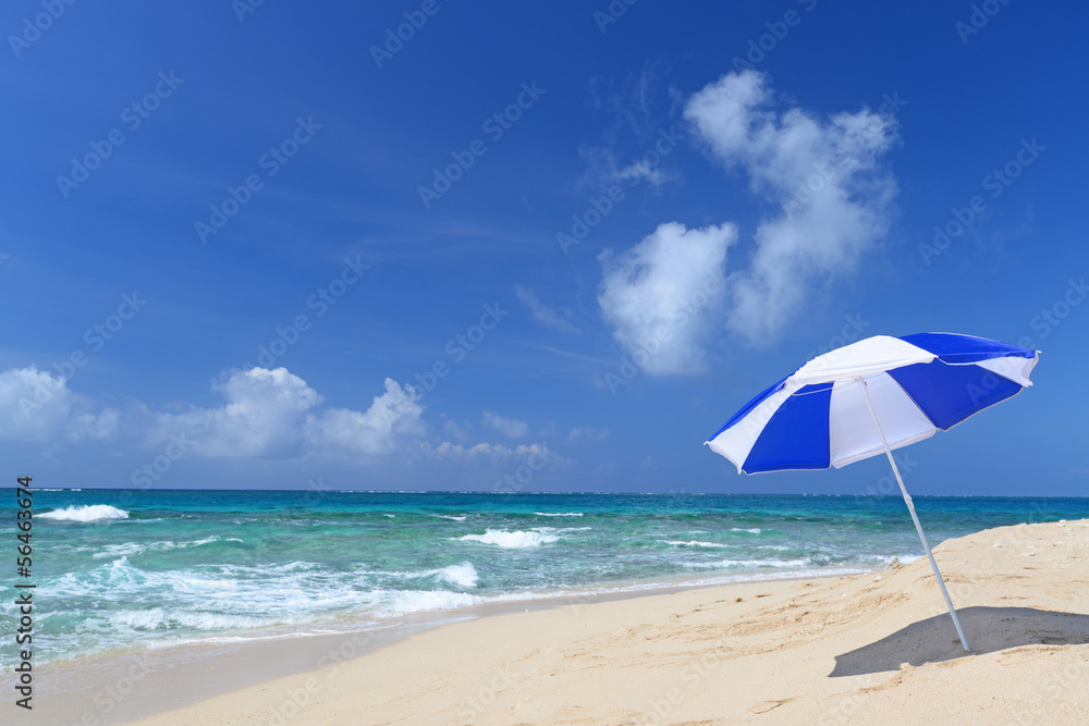 真夏の綺麗なビーチとパラソル