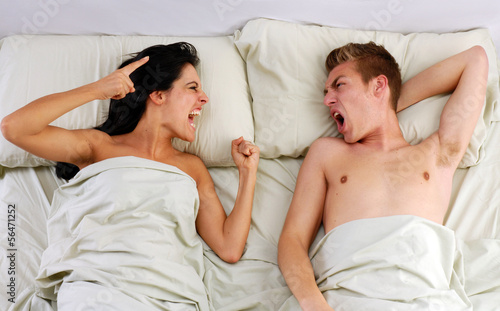 Canvastavla Pareja discutiendo en la cama.