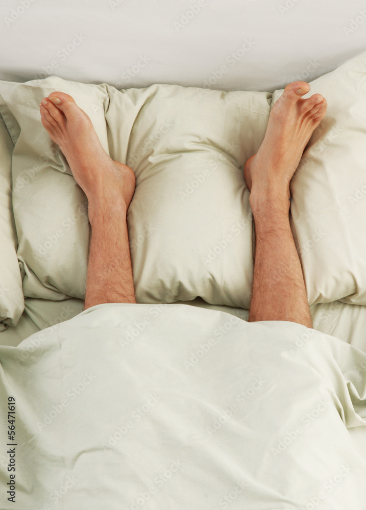 Pies sobre la cama,descansando los pies. Pies sobre la cama,descansando los pies.