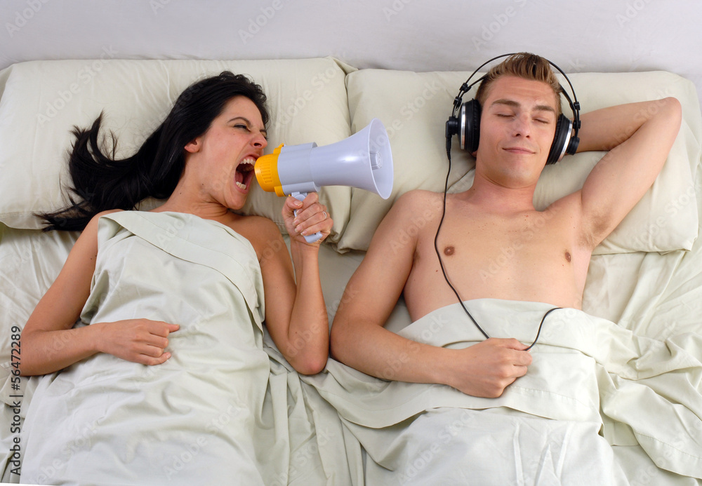 La indiferencia en la pareja,mujer bocina. Stock-Foto | Adobe Stock La indiferencia en la pareja,mujer bocina. Stock-Foto | Adobe Stock