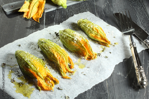 fiori di zucchino ripieni sfondo grigio photo