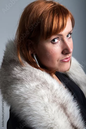 Fototapeta młoda kobieta w futrze