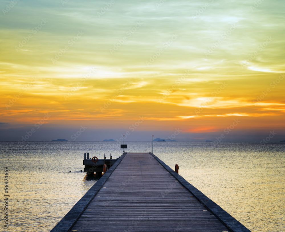 Obraz premium Boat pier at sunset