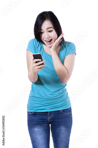 Surprised woman reading a text message © Creativa Images