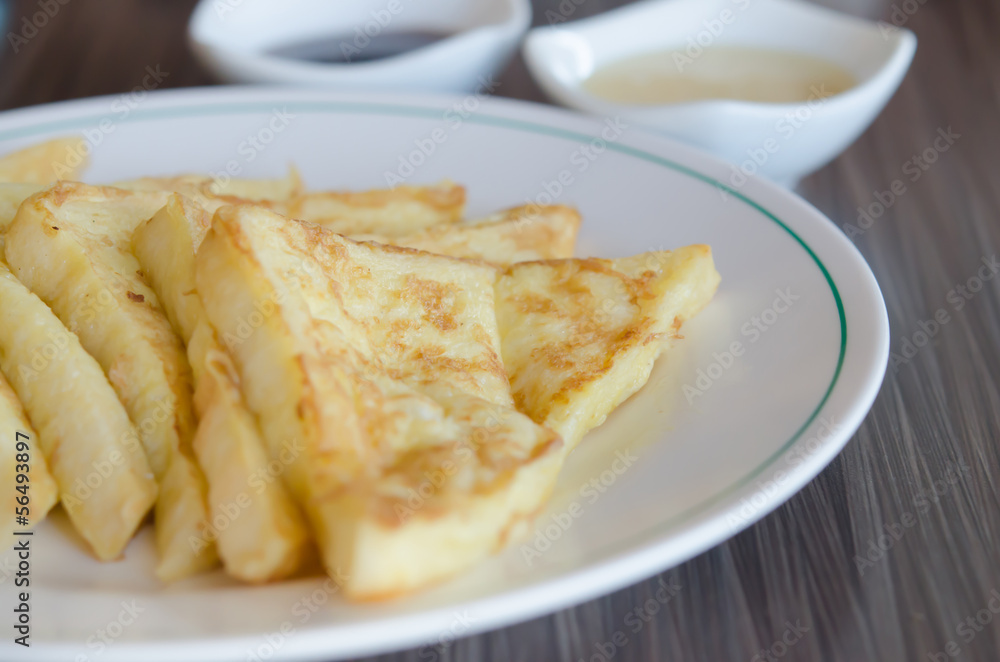 french toast with sweet sauce