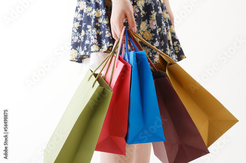 ショッピングバックを持つ女性