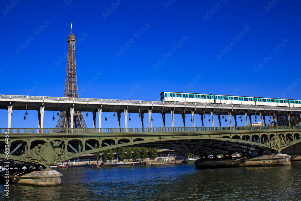 Obraz premium Parisian metro train crossing Passy bridge