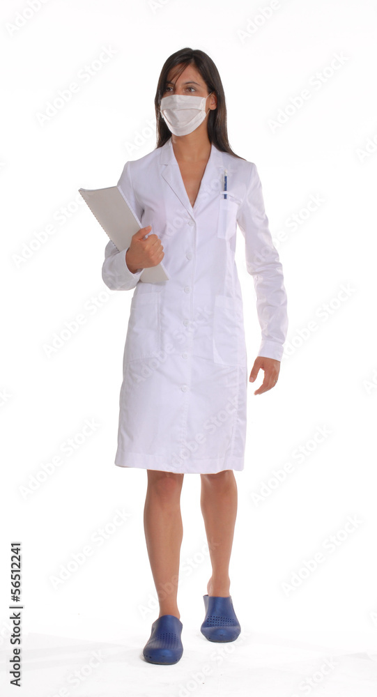 Joven mujer médico en fondo blanco.Odontólogo.