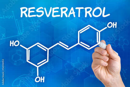 Hand zeichnet chemische Strukturformel von Resveratrol