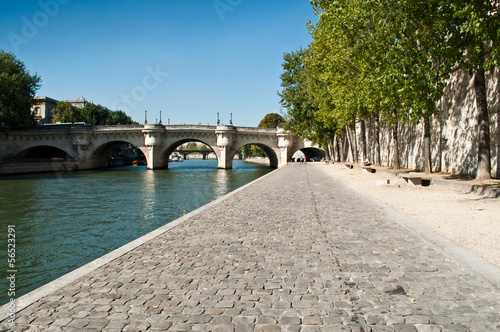quai de Seine à Paris pont neuf photo