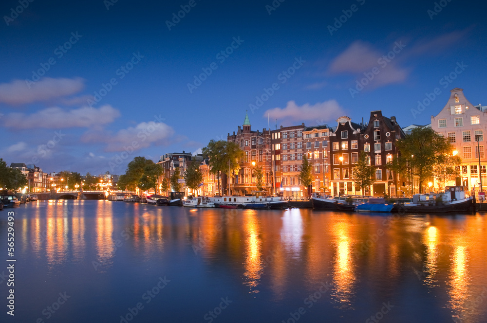 Obraz premium Gwiaździsta noc, spokojna scena nad kanałem, Amsterdam, Holandia