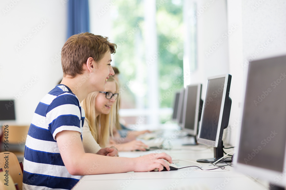 Teenager arbeiet in der Schule am Computer Teenager arbeiet in der Schule am Computer