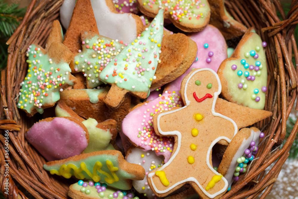 Fototapeta premium Closeup on a basket full of gingerbread cookies