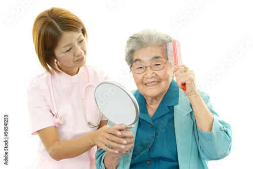 笑顔の高齢者と看護師
