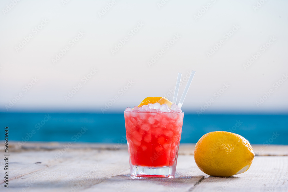 Obraz premium Fresh cocktail on the beach
