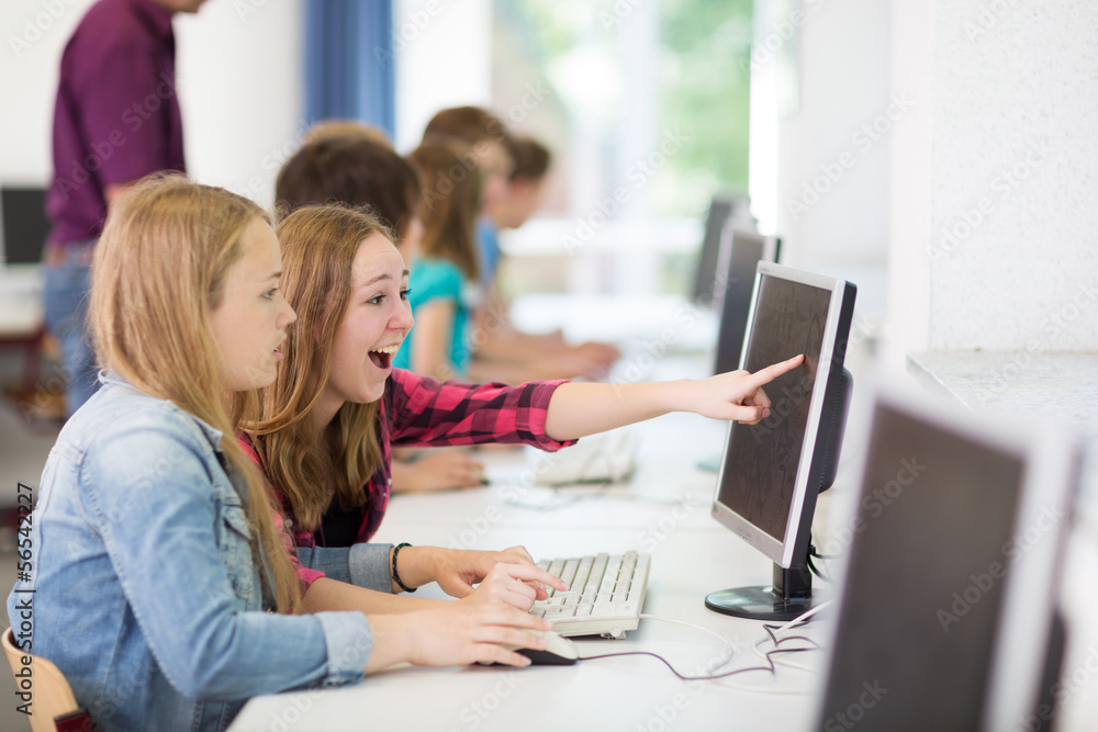 Teenager arbeiet in der Schule am Computer