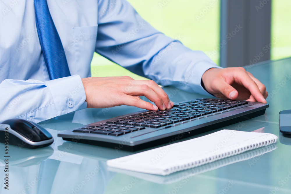 manager schreibt am computer manager schreibt am computer