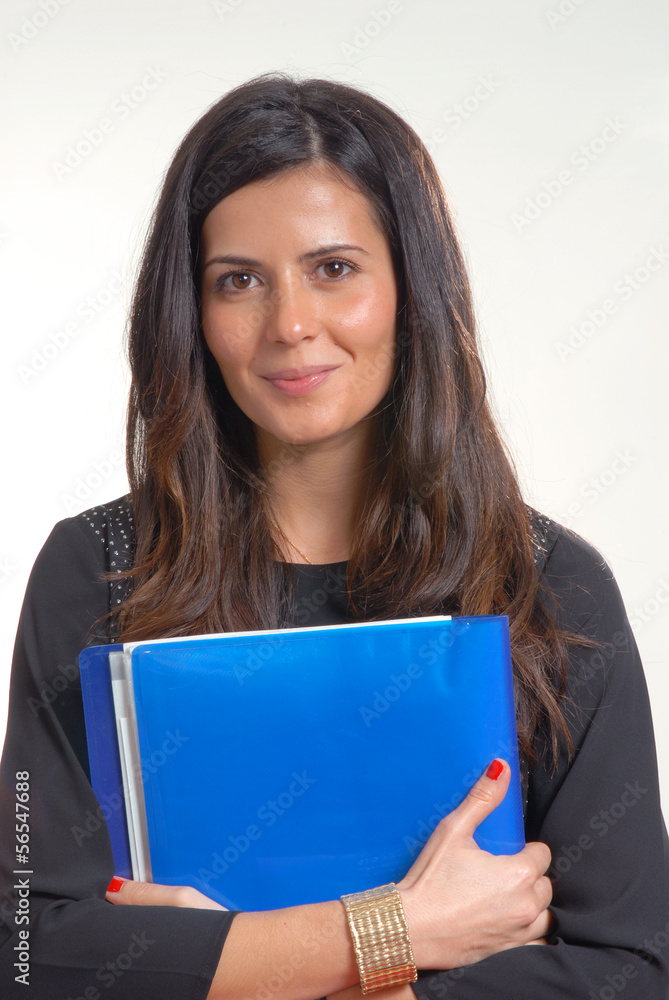 Joven mujer de negocios sujetando una carpeta.Estudiante. Joven mujer de negocios sujetando una carpeta.Estudiante.