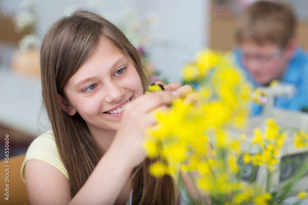 Schüler untersuchen Pflanze im Bio-Unterricht Schüler untersuchen Pflanze im Bio-Unterricht