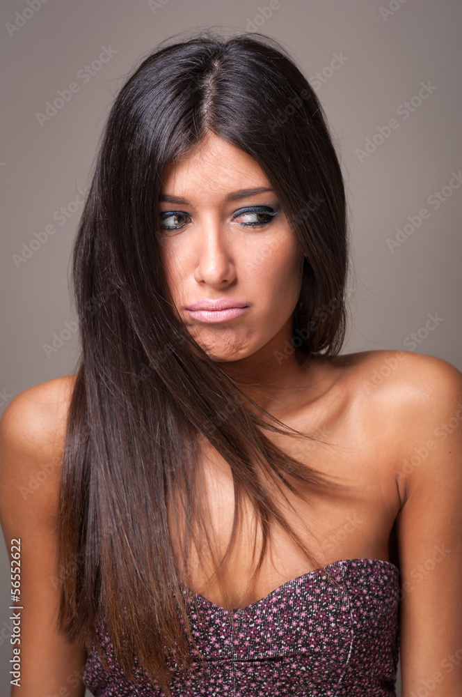 Naklejka premium Perplexed brunette woman portrait.