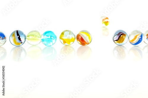 фотографія Colourful marbles on white background