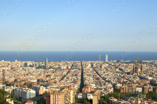 Blick auf Barcelona vom Parc del Guinardó mit der Sagrada Familia und dem Port Olímpic