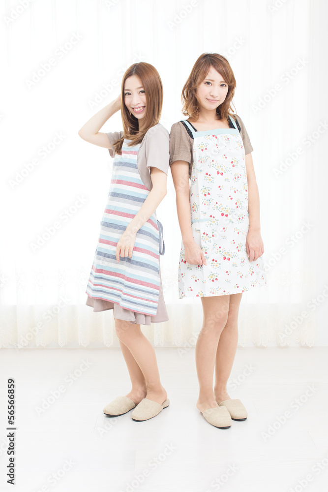 エプロン姿の女性 エプロン姿の女性
