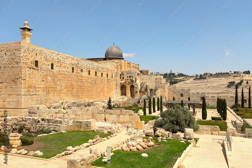 Fototapeta premium Al-Aqsa dome and old ruins in Jerusalem, Israel.