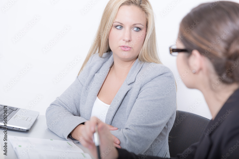 Kolleginnen diskutieren Kolleginnen diskutieren