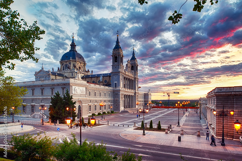 Fototapeta premium Katedra Almudena (Madryt)