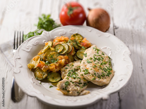 Fotografi escalope with tomatoes and zucchinis, selective focus