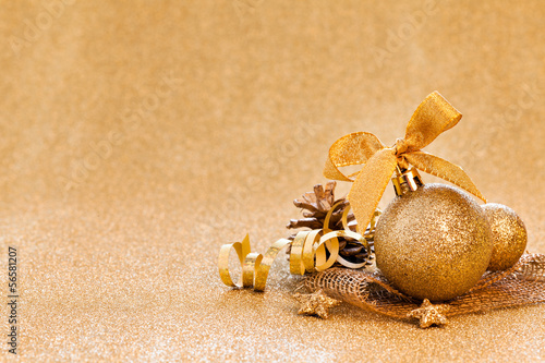 Weihnachtskarte mit goldener Kugel photo