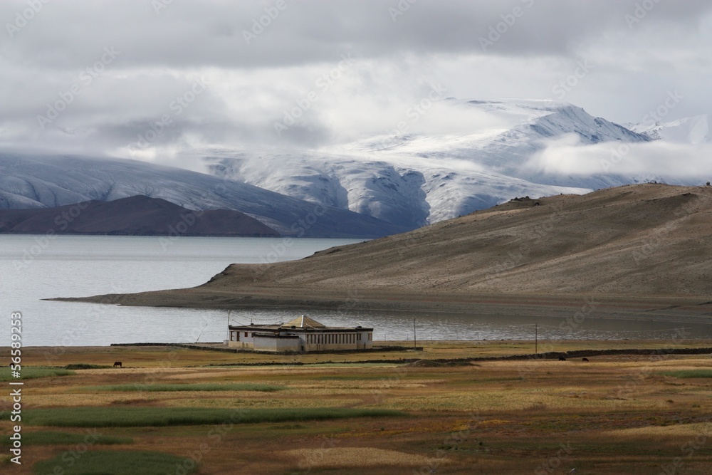 temple bouddiste au bord d'un lac temple bouddiste au bord d'un lac