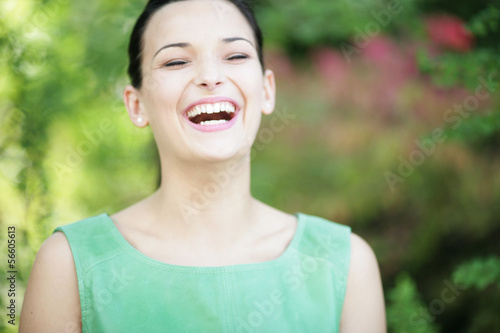 Hübsche Frau lacht