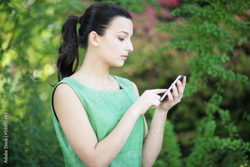 Hübsche Frau mit Handy