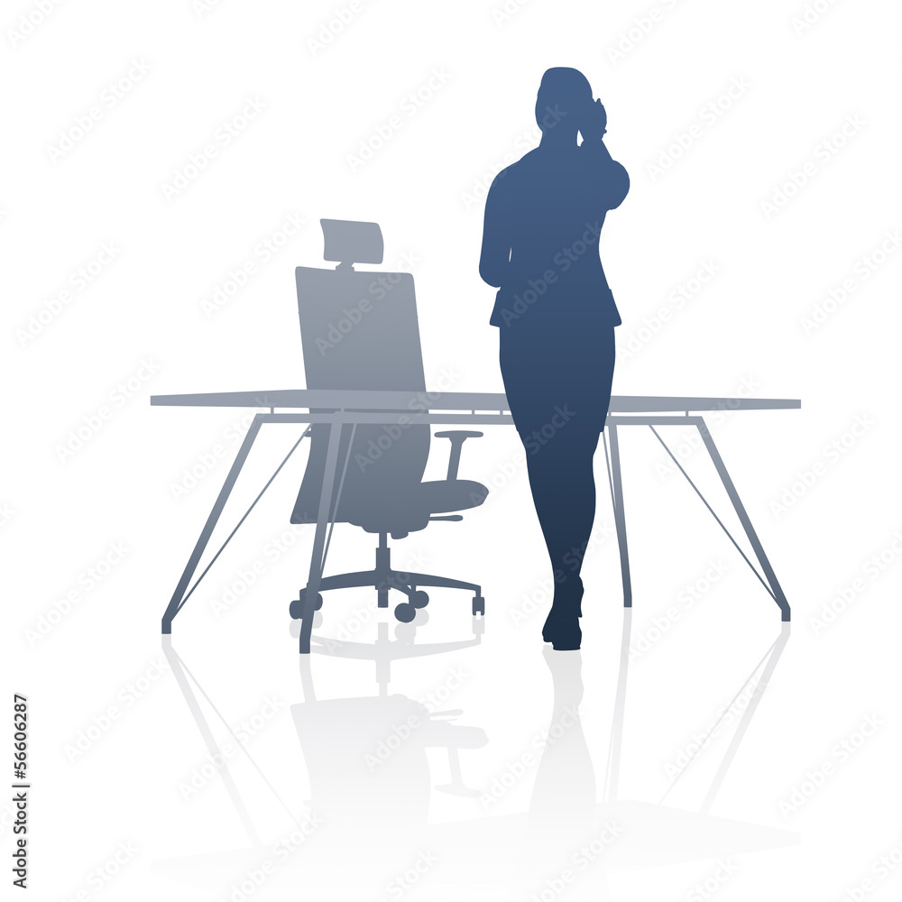 Fototapeta premium Geschäftsfrau telefoniert am Schreibtisch / Silhouette