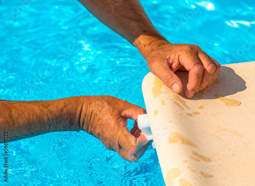 Bilde på lerret Entretenir le liner de sa piscine
