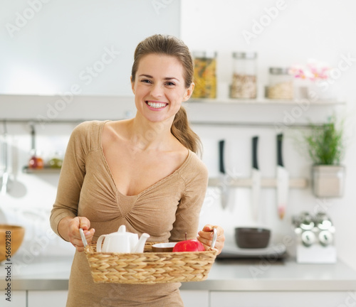 Foto Smiling young housewife with breakfast tray