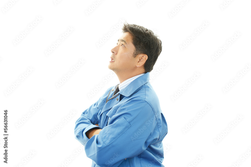 疲れた表情の作業員