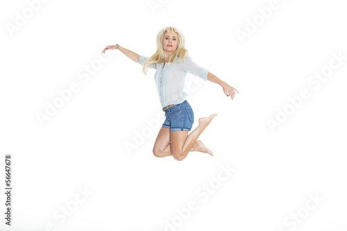 Frau springt hoch Porträt