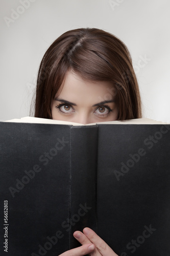 Obraz na płótnie peering over book w salonie