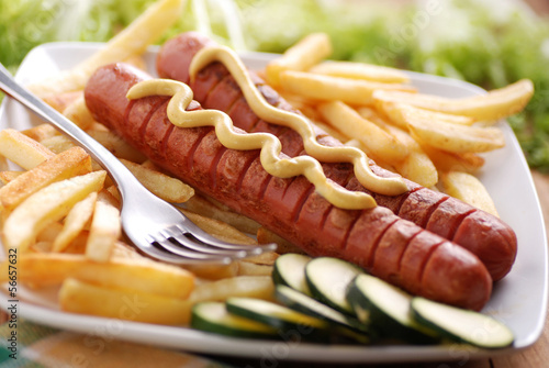 Canvas Print wurstel arrostiti con la senape e patate fritte