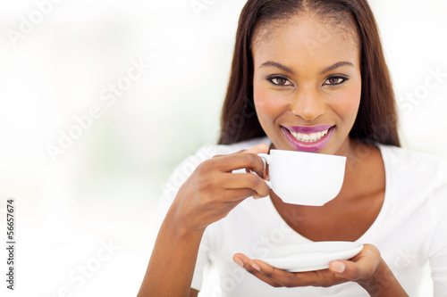 Photo african american woman drinking coffee