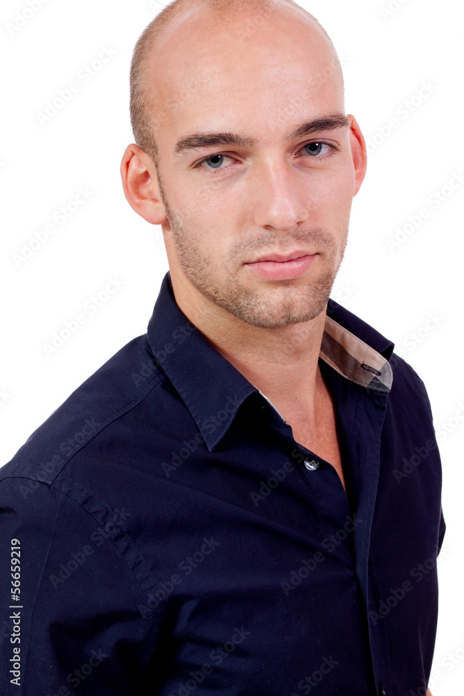 junger attraktiver erwachsener mann mit blauem hemd junger attraktiver erwachsener mann mit blauem hemd