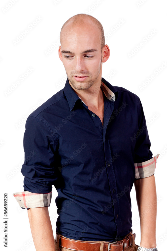 Fototapeta premium junger attraktiver erwachsener mann mit blauem hemd